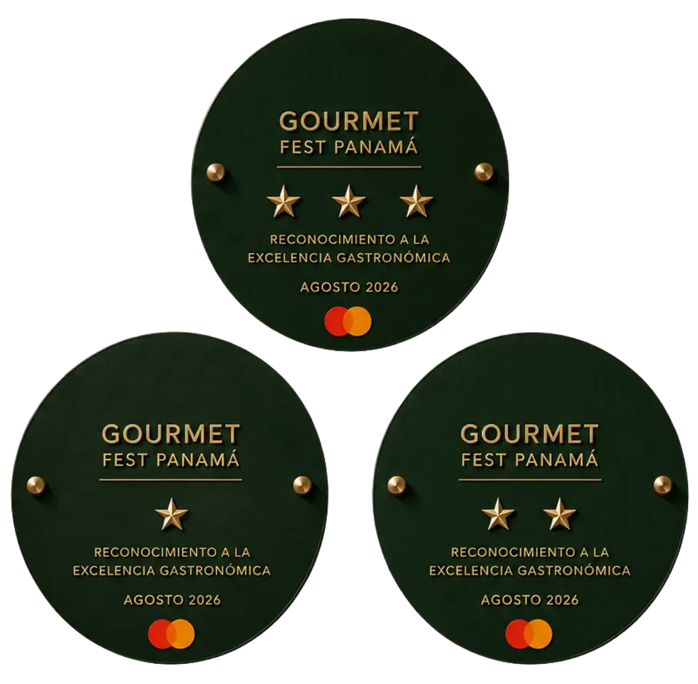 Placas circulares en tono verde y detalles dorados del Gourmet Fest Panamá 2026 que presentan distintivos de una, dos y tres estrellas como gran distinción al reconocimiento a la excelencia gastronómica de los restaurantes participantes.