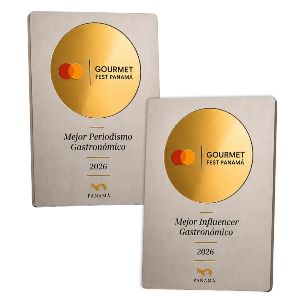 Placas metálicas rectangulares con el sello dorado del Gourmet Fest Panamá 2026 que galardonan al mejor periodismo gastronómico y al mejor influencer gastronómico.